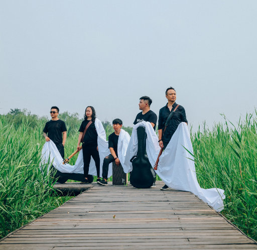 偷拍大白天夫妻性对白
